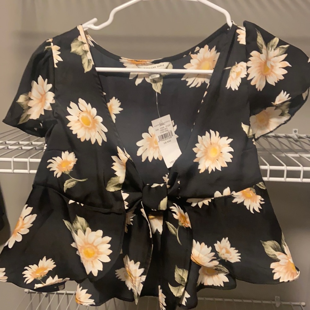 NWT * American Eagle Black & Cream Floral Top in Size XXS